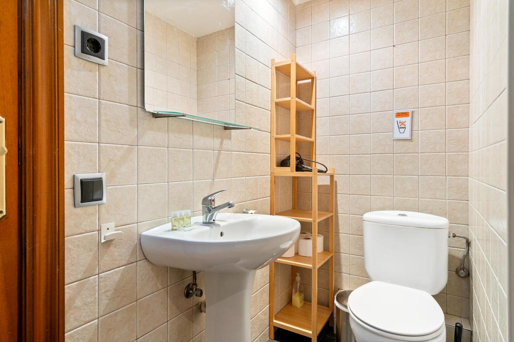 Chic 3Br Retreat With Private Terrace Apartment Барселона Екстериор снимка
